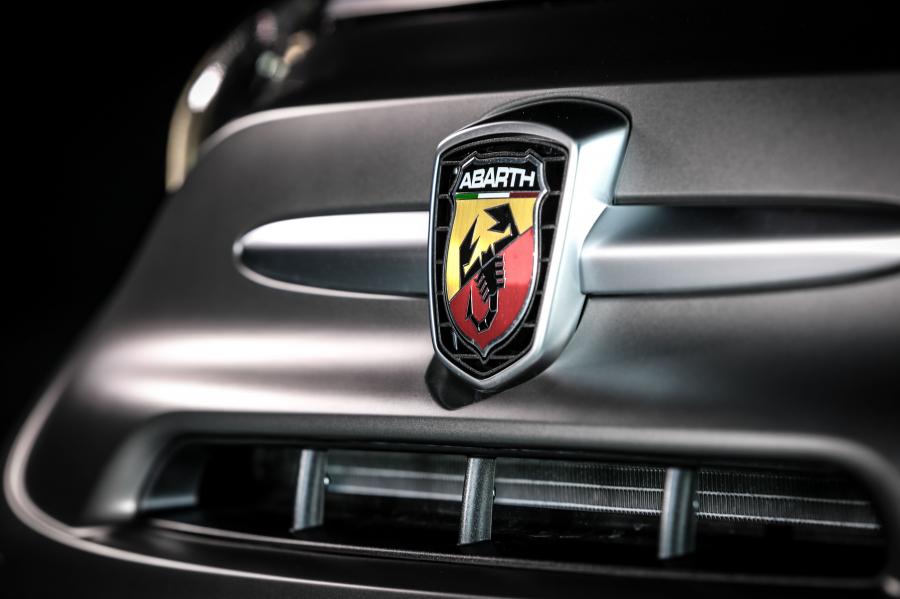 Логотип Abarth 595 Pista 70esimo Anniversario (312) 2019 года  (фото 10 из 35)